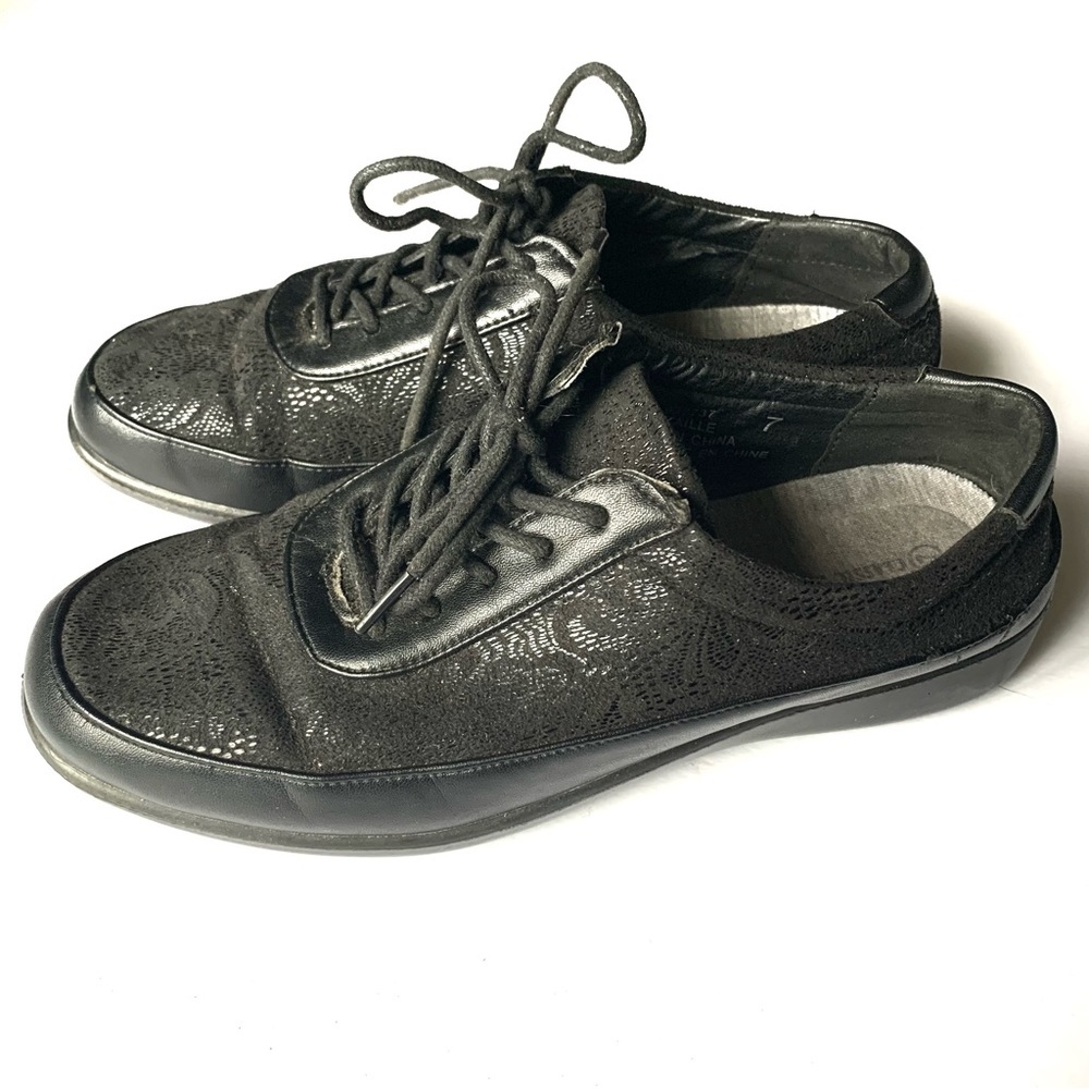 Ladies Size 7 Classic Editions Black Shoes